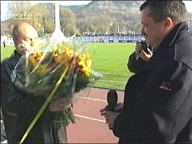  Vor dem Spiel gab es Blumen vom neuen für den alten Präsidenten.
Schlüsselwörter: Micha Meier Präsident