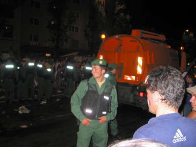 In den frühen Morgenstunden schützte eine Hundertschaft der Polizei die Münchner Stadtreinigung beim Aufräumen.
