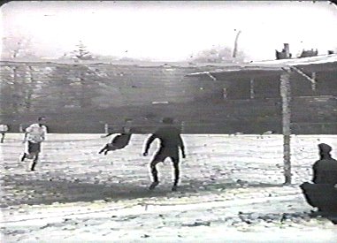  Wunderbarer Flugkopfball von Streller ...
Schlüsselwörter: Streller
