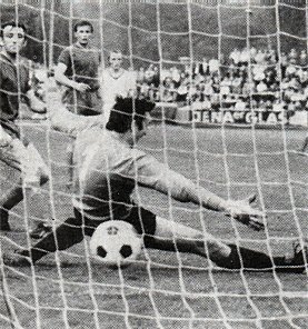  Eberhard Vogel trifft zum 3:0.
Schlüsselwörter: Vogel Stralsund