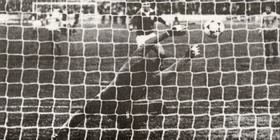 Grapenthin meistert den Foulstrafstoß von Jarohs (62.). Töpfer schafft in der 82. Minute per Kopf das 1:0 Siegtor.
Schlüsselwörter: Grapenthin Rostock Jarohs