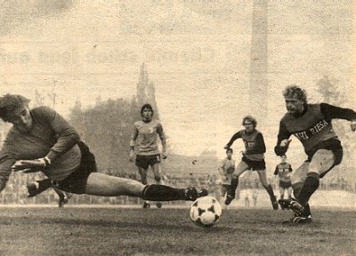 Grapenthin klärt gegen J. Pfahl. Es war das 150. Oberligaspiel von Grapenthin in ununterbrochener Folge. Er erlebte bereits weitaus bessere Zeiten ... Nach 9 Spieltagen noch weiter ohne Sieg (bei 3 Unentschieden) rutschte der FCC nach diesem Spiel auf den letzten Platz in der Tabelle ab.
Schlüsselwörter: Grapenthin Tabellenletzter