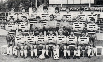 Die Saison 83/84 war mit die schwächste Saison seit dem Aufstieg in die Oberliga 1957. Am Ende rettete man sich zwar noch auf Platz 10, aber die erfolgreichen Jahre mit dem Höhepunkt  [url=http://fcc.weissenburger.de/fotos/thumbnails.php?album=45]EC-Finale 1981[/url] waren damit endgültig beendet. Es folgten zwar auch noch weitere Teilnahmen am Europapokal, aber die Souveränität früherer Mannschaften erreichte bis heute keine Jenaer Mannschaft mehr.
Im 13. Jahr als verantwortlicher Trainer musste Hans Meyer nach dem 8. Spieltag ([url=http://fcc.weissenburger.de/fotos/thumbnails.php?album=49]0:5 beim BFC[/url]) den Trainerstuhl räumen.
Schlüsselwörter: Hans Meyer Mannschaftsfoto
