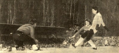  Aues Stürmer John Bemme schießt das 2:0, Bräutigam und Penzel können nur zuschauen.
Schlüsselwörter: Wismut Aue Bräutigam Penzel