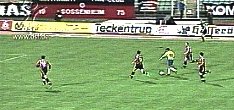 An der Mittellinie erkämpft sich Schneider den Ball, ...
Schlüsselwörter: Schneider