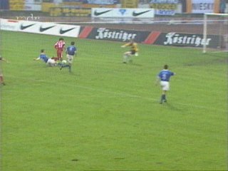 Nach mehrmaligem "hinundherspulen und zoomen" war es dann doch deutlich: Nierlich spielt zuerst den Ball. Doch wie der "nette" Fernsehkomentator sieht dies auch der Schiri (der leider nicht "spulen und zoomen" kann)  nicht ...
Schlüsselwörter: Nierlich Unterhaching