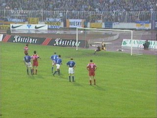 ... und gibt Elfmeter.
Schlüsselwörter: Unterhaching