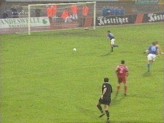 Dann kam die wohl unfaßbarste Szene. Schneider spielt noch den Torhüter aus, ...
Schlüsselwörter: Schneider