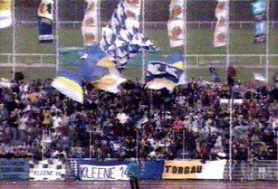 Die Fans standen wegen der Bauarbeiten im Stadion wieder "unter der Uhr" ... die es aber nicht mehr gibt.
Schlüsselwörter: Fanblock