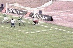  Keller legt zu Beginn des Spiels erstmal den Ball zum 0:1 hinter die Linie.
Schlüsselwörter: Keller Leipzig