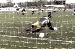  Hempel verwandelt einen Foulelfmeter zum 1:1.
Schlüsselwörter: Hempel Elfmeter