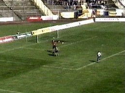  Paschinski lässt den Ball an Keller vorbeikullern.
Schlüsselwörter: Keller Dresden