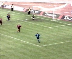  Jenas beste Chance (die einzige(?) in der 2. Halbzeit) verstolpert Rusjaev freistehend.
Schlüsselwörter: Rusjaev