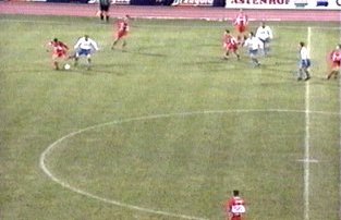  Dann erkämpft sich Nowotny den Ball ...
Schlüsselwörter: Nowotny