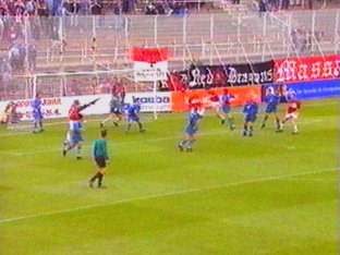  Denn anschließenden Eckball köpft Härtel aber völlig frei zum 0:1 ein.
Schlüsselwörter: Union