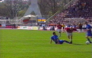 Zurecht gibt es keinen Elfmeter - siehe auch [url=http://fcc.weissenburger.de/fotos/displayimage.php?album=125&pos=5]Foto aus anderer Perspektive[/url].
