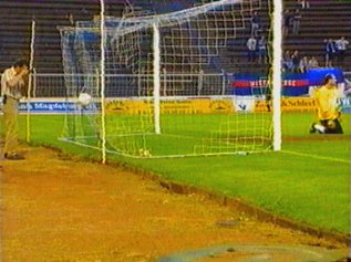  ... macht in der Nachspielzeit den Auswärtssieg perfekt.
Schlüsselwörter: Schwesinger Magdeburg