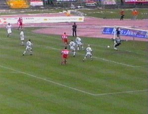  Dann musste Keller mit dem Fuß klären.
Schlüsselwörter: Keller Erfurt