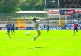  da Costa schlägt über den Ball und ...
Schlüsselwörter: Darmstadt Jovic