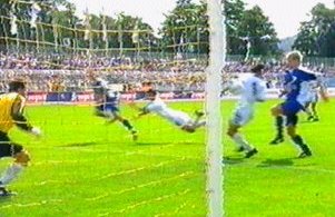 2 Minuten später: Schön per Knie - 2:0
Schlüsselwörter: Schön