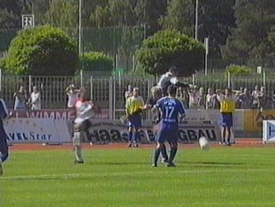  ... und lässt zum Entsetzen der Jenaer den Ball wieder fallen ...
Schlüsselwörter: Burghausen Görtz