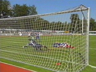  ... doch auf der Linie ist Görtz stark und lenkt den Ball noch an den Pfosten.
Schlüsselwörter: Burghausen Görtz