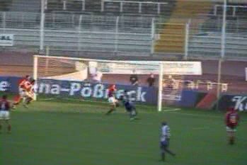 Sugzda knallt den Ball an die Latte von wo er hinter die Linie springt - 1:0.
Schlüsselwörter: Sugzda