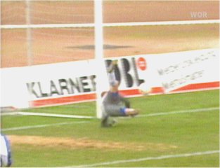  ... Siegens Torhüter kann den Ball gerade noch zur Ecke lenken.
Schlüsselwörter: Jovic