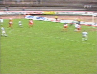  ... und trifft zum 1:0 für Jena.
Schlüsselwörter: Jovic
