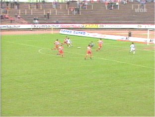  Pass von Hempel auf A. Jovic, der in den Strafraum dribbelt und schießt ...
Schlüsselwörter: Hempel Jovic