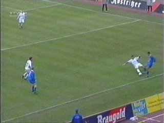  Sauberes Tackling von Saraba - trotzdem gibt es Freistoß.
Schlüsselwörter: Saraba Karlsruhe