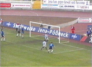  ... an den Pfosten und Kurbjuweit kommt nicht ran ...
Schlüsselwörter: Jovic Kurbjuweit