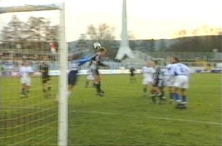  ... kommt beim Herauslaufen nicht an den Ball ...
Schlüsselwörter: Burghausen Kraft