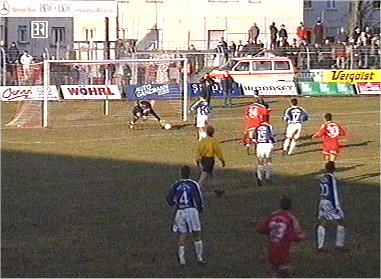  ... Gegenspieler zu viel Platz, um den Anschlusstreffer zu erzielen.
Schlüsselwörter: Regensburg