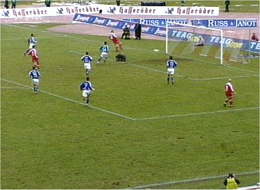  Die größte Chance im Spiel vergibt Erfurts Nemec, freistehend an den Pfosten des leeren Tores.
Schlüsselwörter: Erfurt