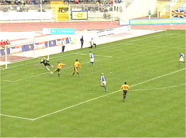  Und gleich darauf versagt die Jenaer Abseitsfalle ... 1:2.
 In den letzten 15 Minuten gab es keine erwähnenswerte Möglichkeit mehr :-( 
Schlüsselwörter: Stuttgart