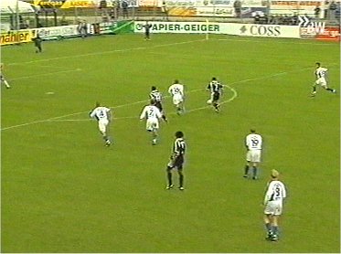  Nach einem Fehler von Kowalik kommt Aalens Nr.7 ...
Schlüsselwörter: Aalen Kowalik