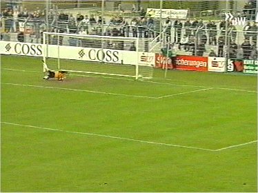  ... stehen und trifft zum 0:1.
Schlüsselwörter: Mason