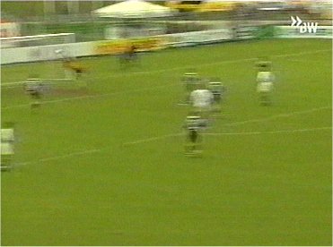  ... auf dem Bild nicht richtig zu erkennen, aber Aalens Torhüter konnte den Schuss gerade noch zur Ecke lenken.
Schlüsselwörter: Aalen Jovic