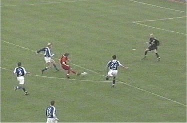  ... schiebt Okrucky den Ball durch die Beine zum 0:1 ins Tor.
Schlüsselwörter: Wehen