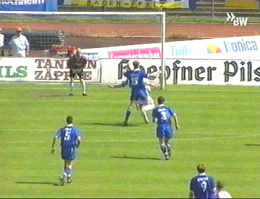 Nach Pass von Kowalik kommt Treitl frei zum Schuss, wobei ihm von hinten das Schussbein weggehauen wird ...
Schlüsselwörter: Kowalik Treitl Elfmeter