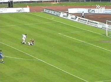  ... der noch den Torhüter ausspielt und ...
Schlüsselwörter: Jovic