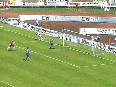  ... aus spitzem Winkel zum 2:0 für Jena trifft.
Schlüsselwörter: Jovic