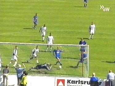  ... gegen den Nachschuss ist er machtlos - 1:2.
Schlüsselwörter: KSC Karlsruhe