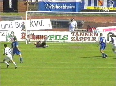  ... der KSC-Torhüter lässt den Ball abprallen und ...
Schlüsselwörter: Hauser Jovic KSC Karlsruhe