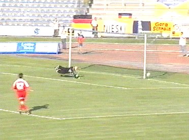  ... der das zum 0:2 nach 17 Minuten ausnutzt.
Schlüsselwörter: Pokal Erfurt