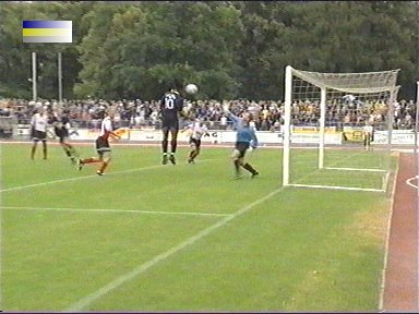  ... Kopfballablage auf Ceesay, köpft dieser den Ball ins Netz ... leider aus Abseitsposition.
Schlüsselwörter: Ceesay