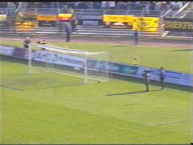  ... knallt an den Pfosten.
Schlüsselwörter: Dresden Dynamo Holetschek Pfosten