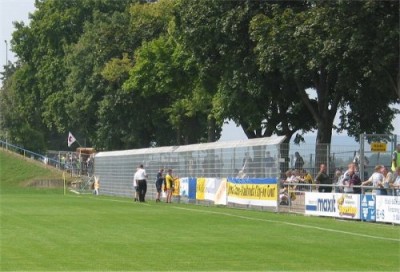  Extra für die Gäste ein hübscher Käfig, man konnte sich aber frei im Stadion bewegen.
Schlüsselwörter: Fanblock Pößneck