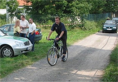 Hoffi rettet sich kurz vor dem Besenwagen ins Ziel.
Schlüsselwörter: Hoffi Lutz Hofmann